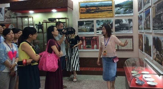 “清新福建”生态活动采访团参观访问客家历史博物馆