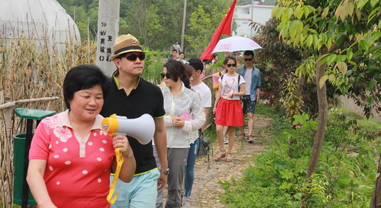 “清新福建”生态公益活动采访团走进长汀县南坑新村